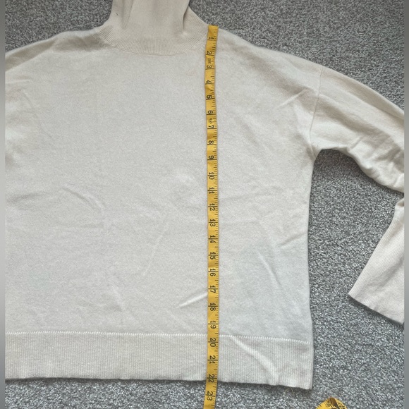 J. Crew cashmere turtleneck EUC. Size M. ivory/cream - Picture 7 of 7